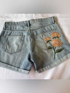 Gap 1969 boyfriend, cuffed floral embroidered shorts. Size 27 regular.